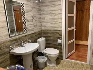 Гостевой дом Popock City Center Ереван Cемейный номер с собственной ванной комнатой-1